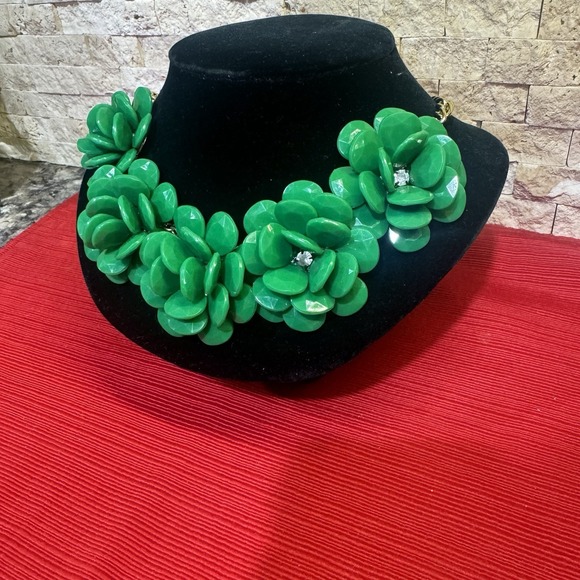 VTG Gold Tone Statement Green Bib Flower Necklace W/Rhinestone Center & Extender - Picture 3 of 7